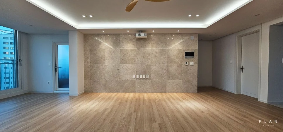 천장 팬과 아트월이 보이는 거실